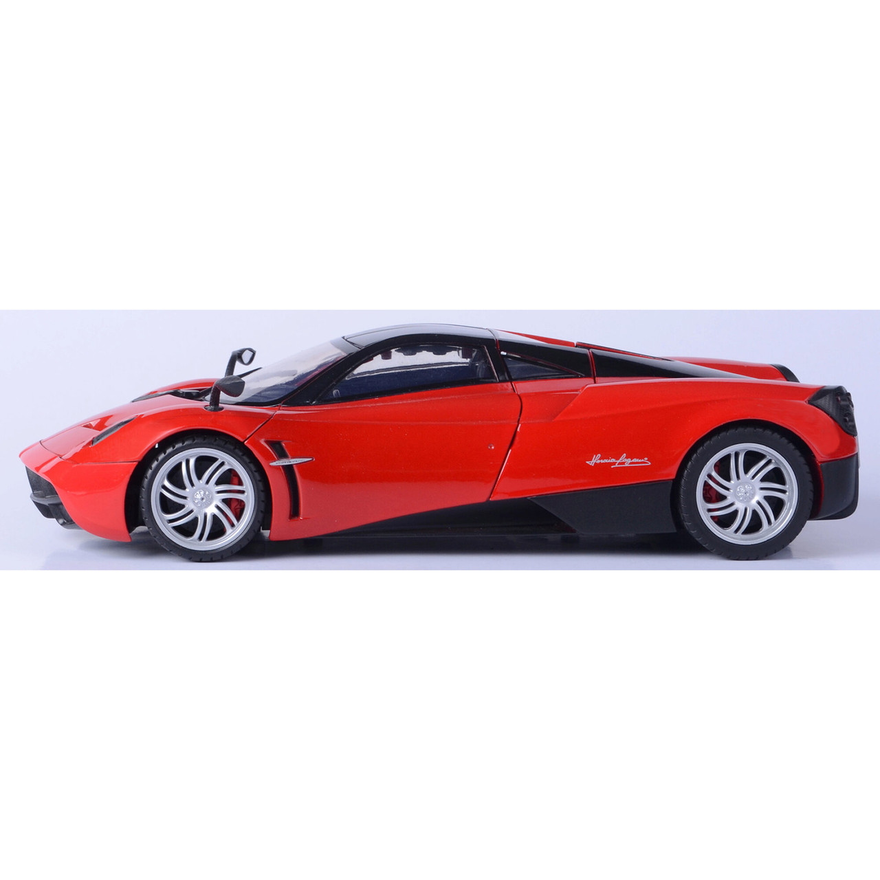 Pagani Huayra 1:18 Red Diecast Model Car | Motormax