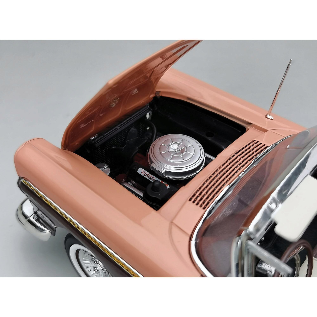 1957 Ford Fairlane 500 Skyliner-Silver Mocha / Coral Sand 1:18