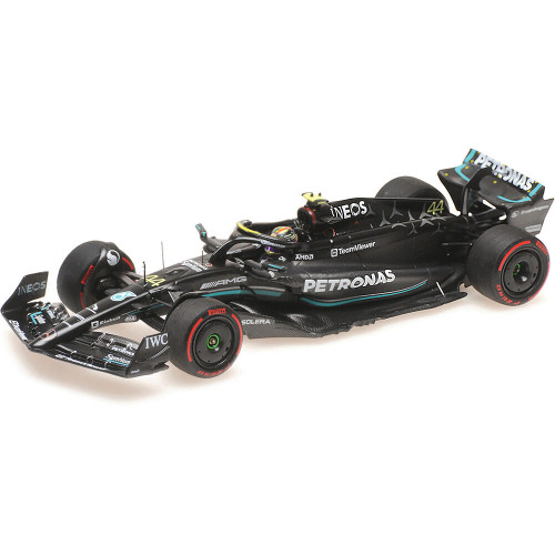 ミニカー MERCEDES AMG PETRONAS F1 Sparky 1:64 Mercedes-AMG Petronas F1 W13 E Performance #63