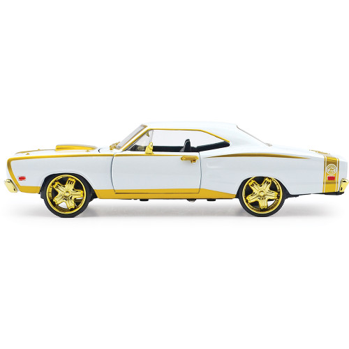 1969 Dodge Coronet Super Bee - Luxe Legends 1:24 Scale Diecast Model Car by Motormax Alt Image 2