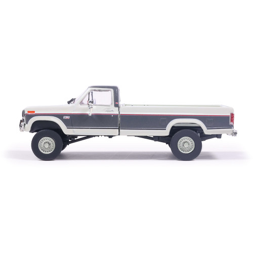 1986 Ford F-150 XLT Lariat Long Bed Styleside 4X2 - Colonial White Tu-Tone 1:64 Scale Diecast Model Truck by IXO Models Alt Image 4
