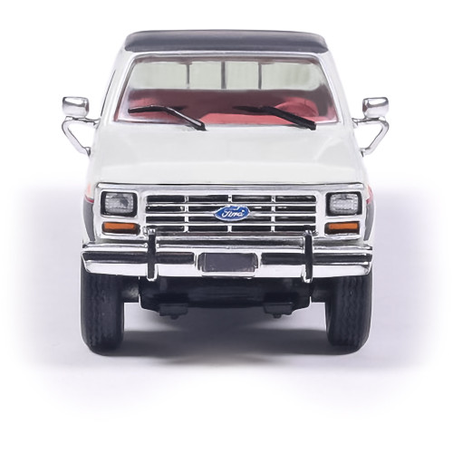 1986 Ford F-150 XLT Lariat Long Bed Styleside 4X2 - Colonial White Tu-Tone 1:64 Scale Diecast Model Truck by IXO Models Alt Image 5