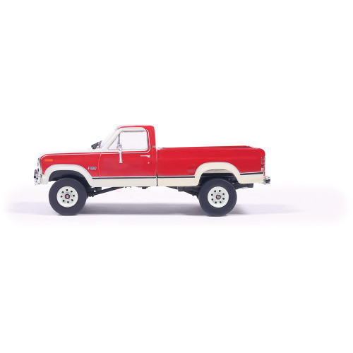 1984 Ford F-250 XLT Lariat Long Bed Styleside 4X4 - Victoria 1:64 Scale Diecast Model Truck by IXO Models Alt Image 4
