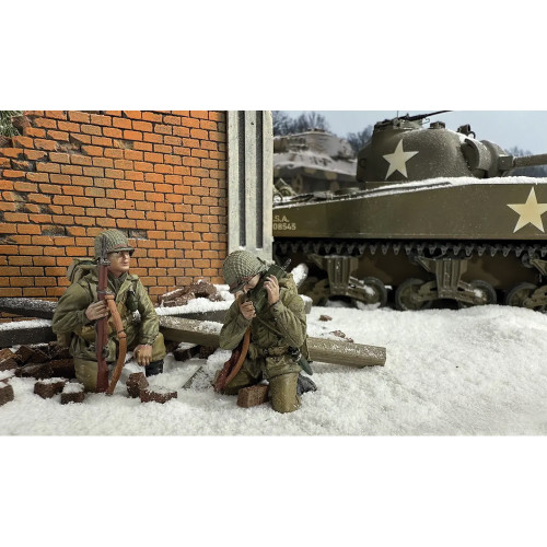 Reporting In U.S. Infantrymen Kneeling 1/30 Figure Set William Britain (25307) Alt Image 1