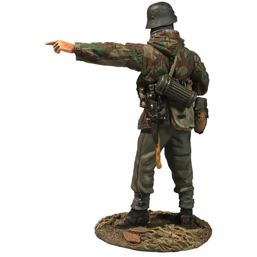 Grenadier In Parka with StG 44 Pointing 1/30 Figure 1:30 scale Metal by William Britain Alt Image 1