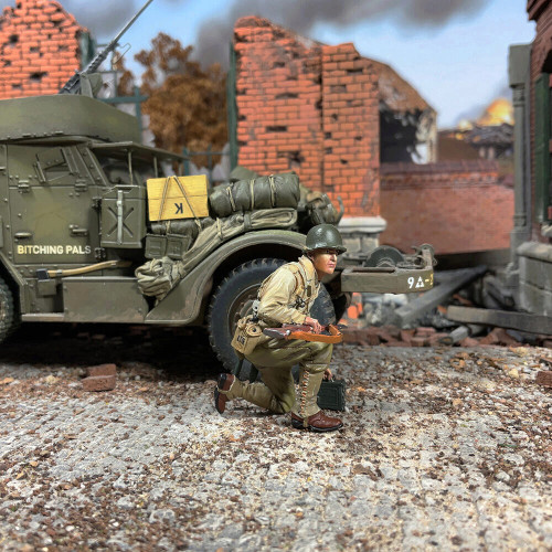 U.S. Infantryman Kneeling w/Ammo Can 1942-45 1/30 Figure WILLIAM BRITAIN (25156) 1:30 Scale Metal by William Britain Alt Image 1
