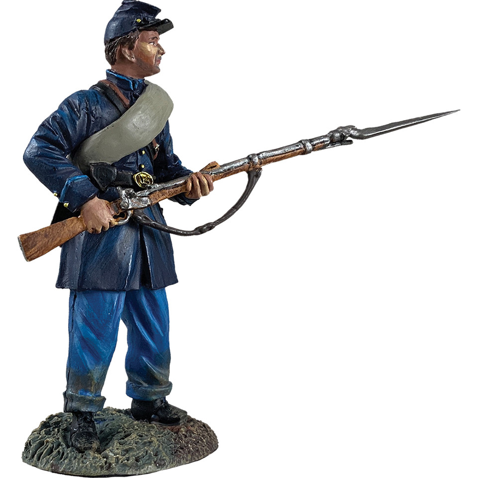 Federal in Frock Coat Standing Defending 1/30 Figure William Britain (31348) 1:30 scale Metal by William Britain Main Image