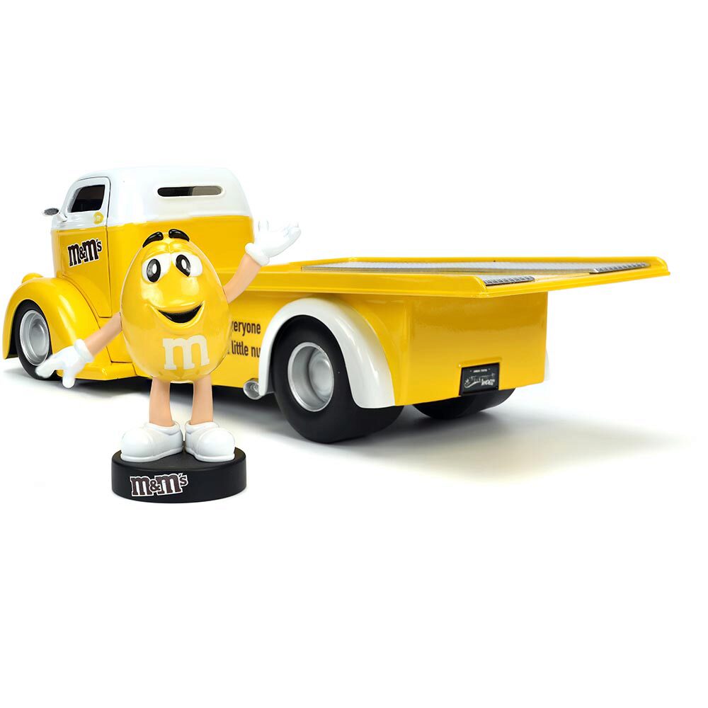 M&m’s yellow& 1974 Ford coe flatbed 黄色 1947 Ford COE Flatbed with Yellow M&M's Figure | Jada Toys