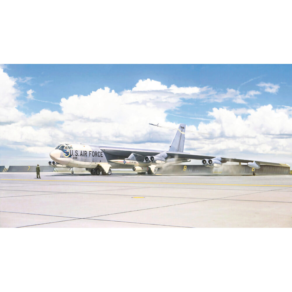 B-52G Stratofortress With Hound Dog 1/72 Kit | Italeri