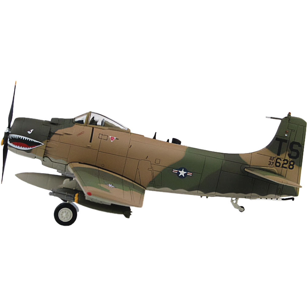Douglas A-1H AD-6 Skyraider 1/32 Kit | Trumpeter
