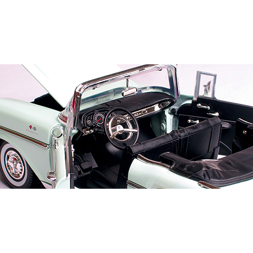 1/18ミニカー　CHEVROLET BEL AIR 1957 Chevrolet Bel Air Convertible Light Blue with Blue