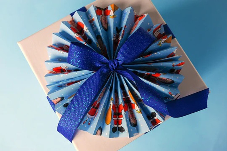 The Circular Fan Gift Wrapping Bow