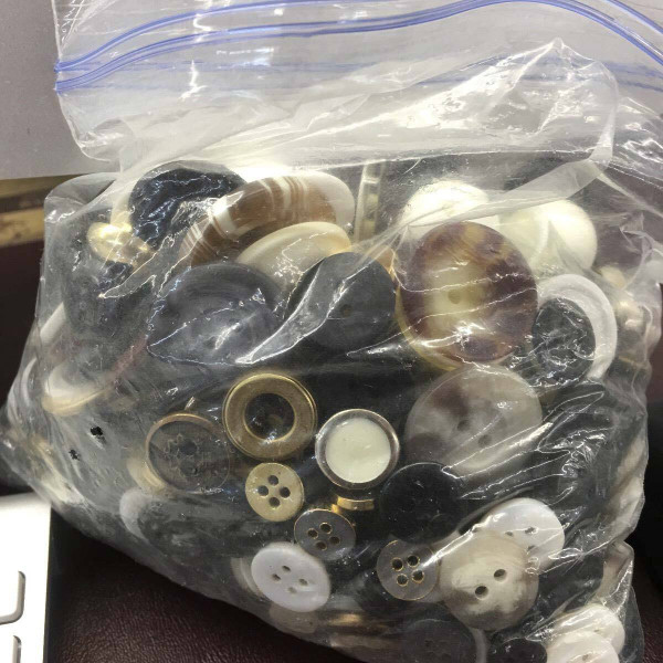 1 Pound Bag of Buttons - Plain