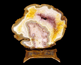 What are Agates, how do they form patterns or inclusions?