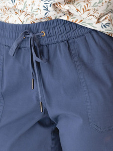Reagan Pull-On Bermuda Short Vintage Indigo Blue detail