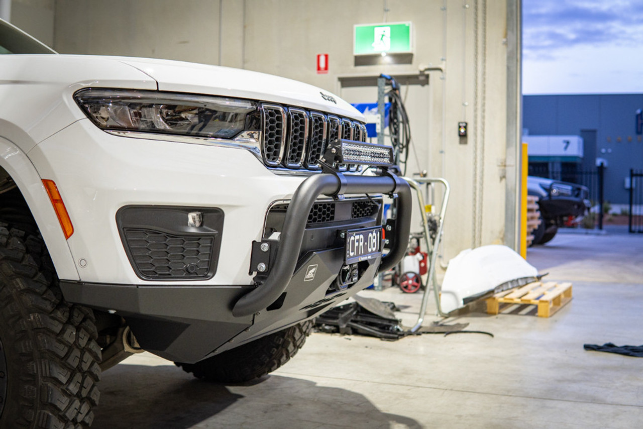 Grand Cherokee, L and WL Pre runner fitted with optional Round Nudge bar