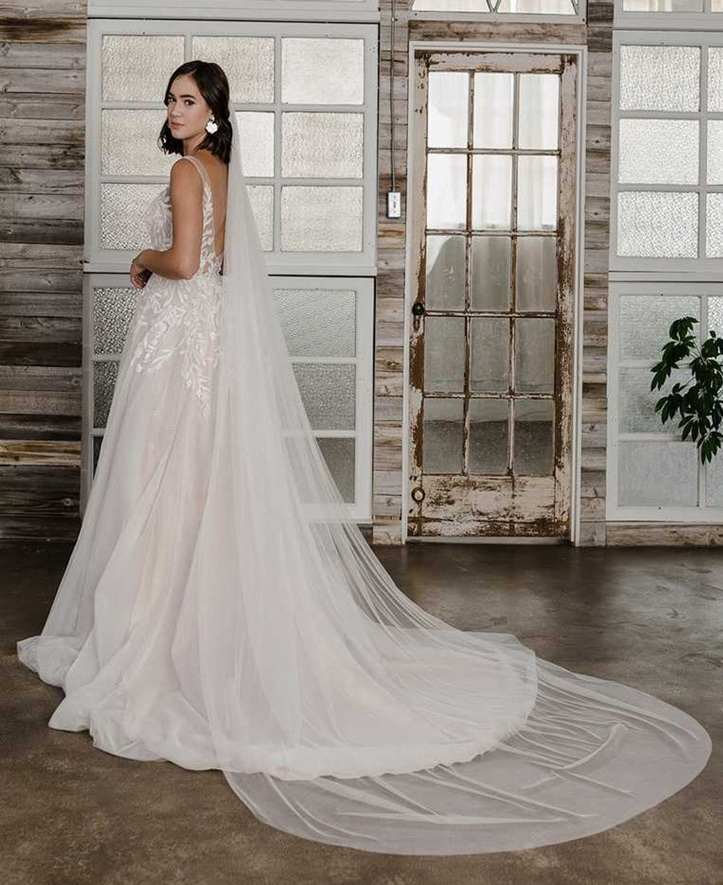 https://cdn11.bigcommerce.com/s-zb3qt33o/images/stencil/1280x1280/products/19481/60593/Soft-English-Luxe-Tulle-Cathedral-Wedding-Veil-Envogue-V2103C_51385__24731.1689392585.jpg?c=2