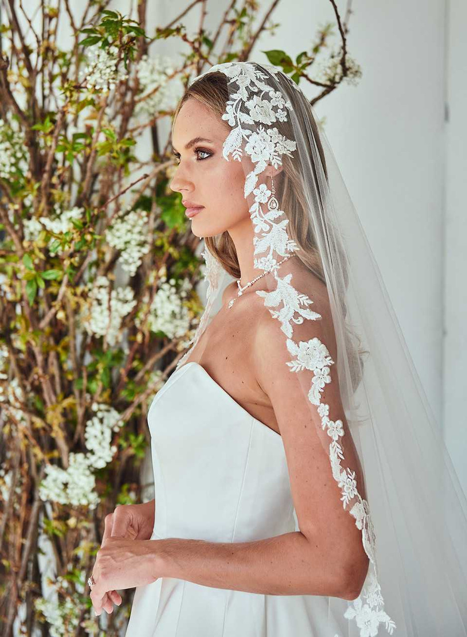 Fingertip Length Mantilla Wedding Veil with Lace Trim, Mid Length Bridal  Veil