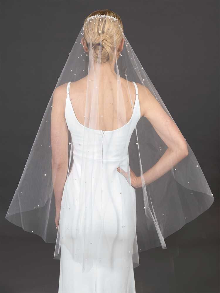 Scattered Pearl and Crystal Fingertip Wedding Veil display picture 2