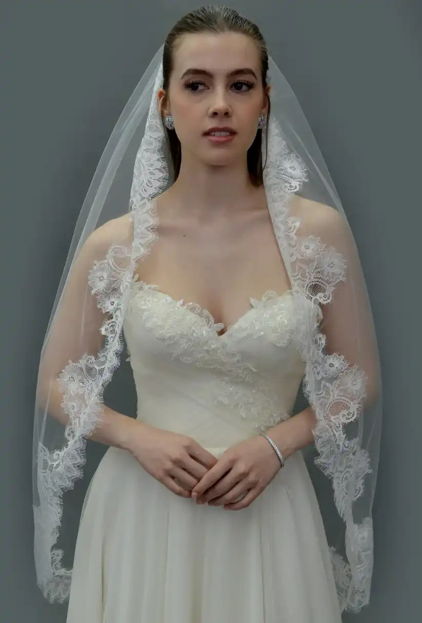Knee Length Wedding Veil with Floral Chantilly Lace E1478