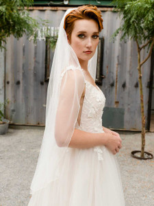 https://cdn11.bigcommerce.com/s-zb3qt33o/images/stencil/300x300/products/19831/57452/English-Luxe-Tulle-Fingertip-Wedding-Veil-Envogue-V2292SF_54654__20840.1688429413.jpg?c=2