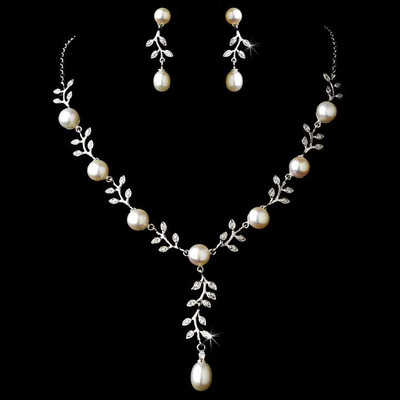 Elegant Pearl and Rhinestone Wedding Jewelry Set Elegant Pearl and Rhinestone Wedding Jewelry Set