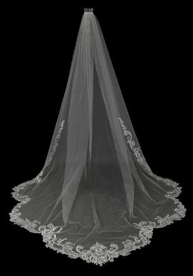Dramatic Scallop Beaded Lace Cathedral Wedding Veil Dramatic Scallop Beaded Lace Cathedral Wedding Veil