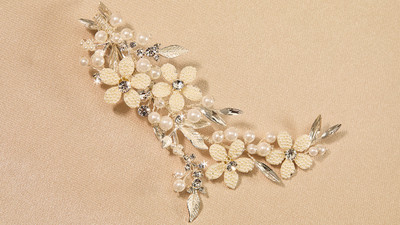 Pearl and Rhinestone Floral Bridal Comb Envogue HC2524 Pearl and Rhinestone Floral Bridal Comb Envogue HC2524