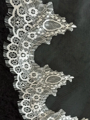 Knee Length Wedding Veil with Eyelash Chantilly Lace