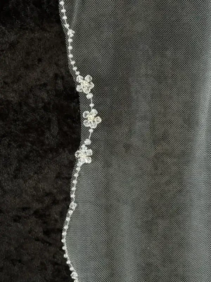 Crystal Beaded Wavy Scallop Knee Length Wedding Veil C638