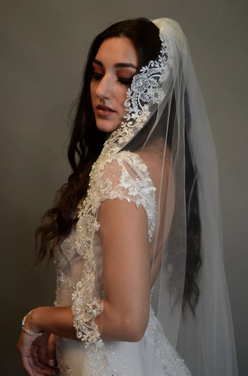 Pearl Beaded Lace Knee Length Wedding Veil Ansonia 525
