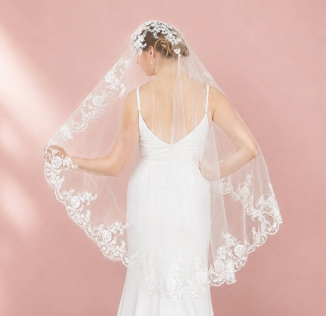 Lace Mantilla Knee Length Wedding Veil V6408M