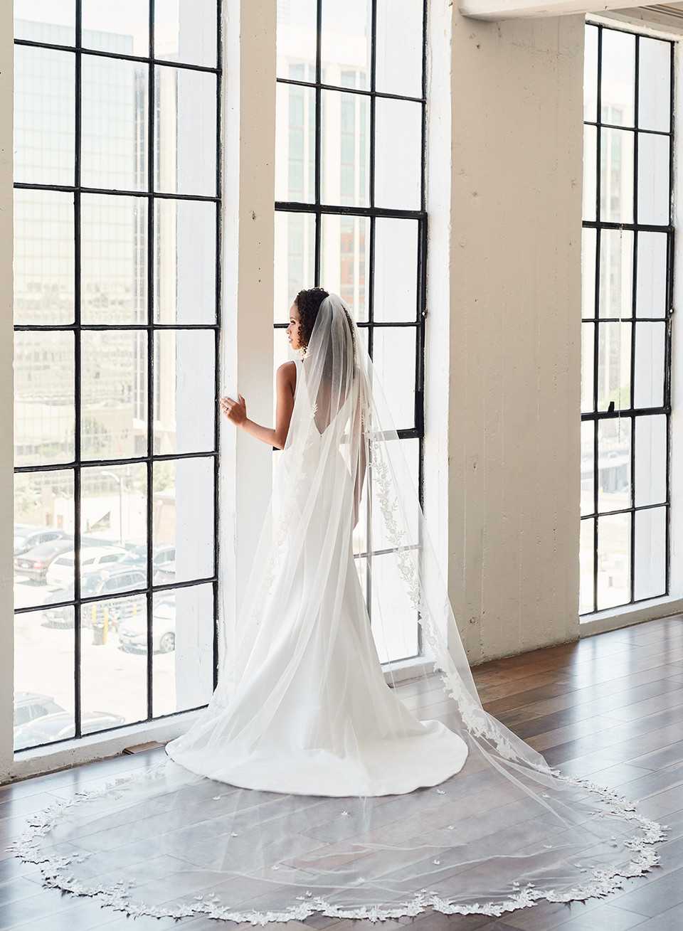 Gorgeous Scalloped Bridal Veil with Floral Lace