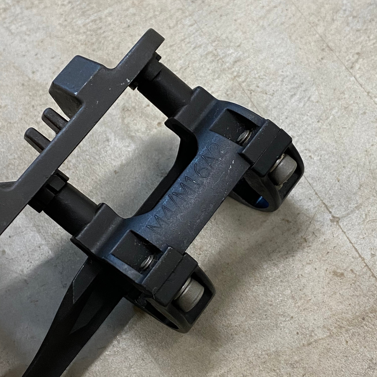実物 M4 M16A2 PEQ-2 バレル マウント 17020207-1 米軍放出品 官
