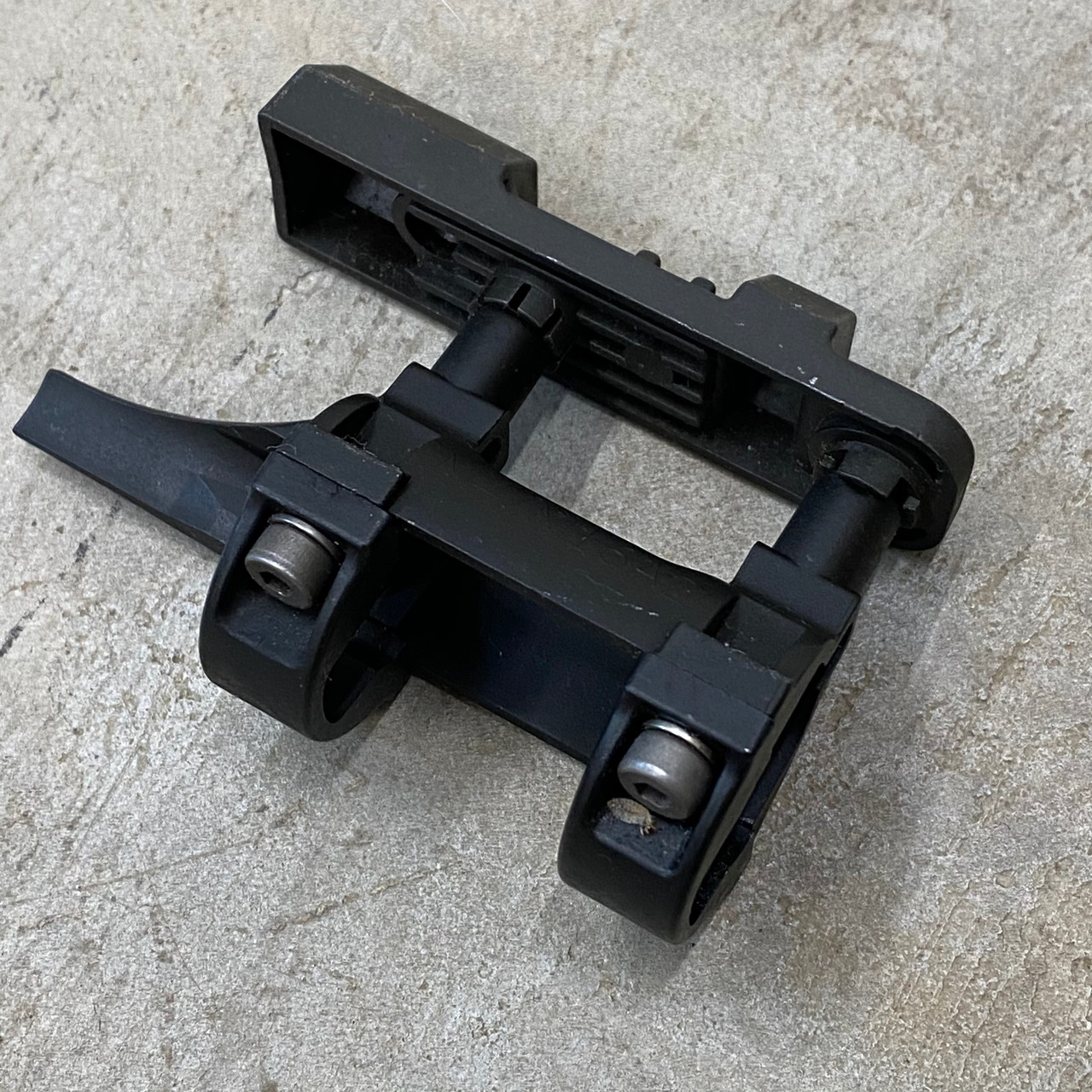 実物 M4 M16A2 PEQ-2 バレル マウント 新品 実物 M4 M16A2 PEQ-2 バレル マウント - メルカリ