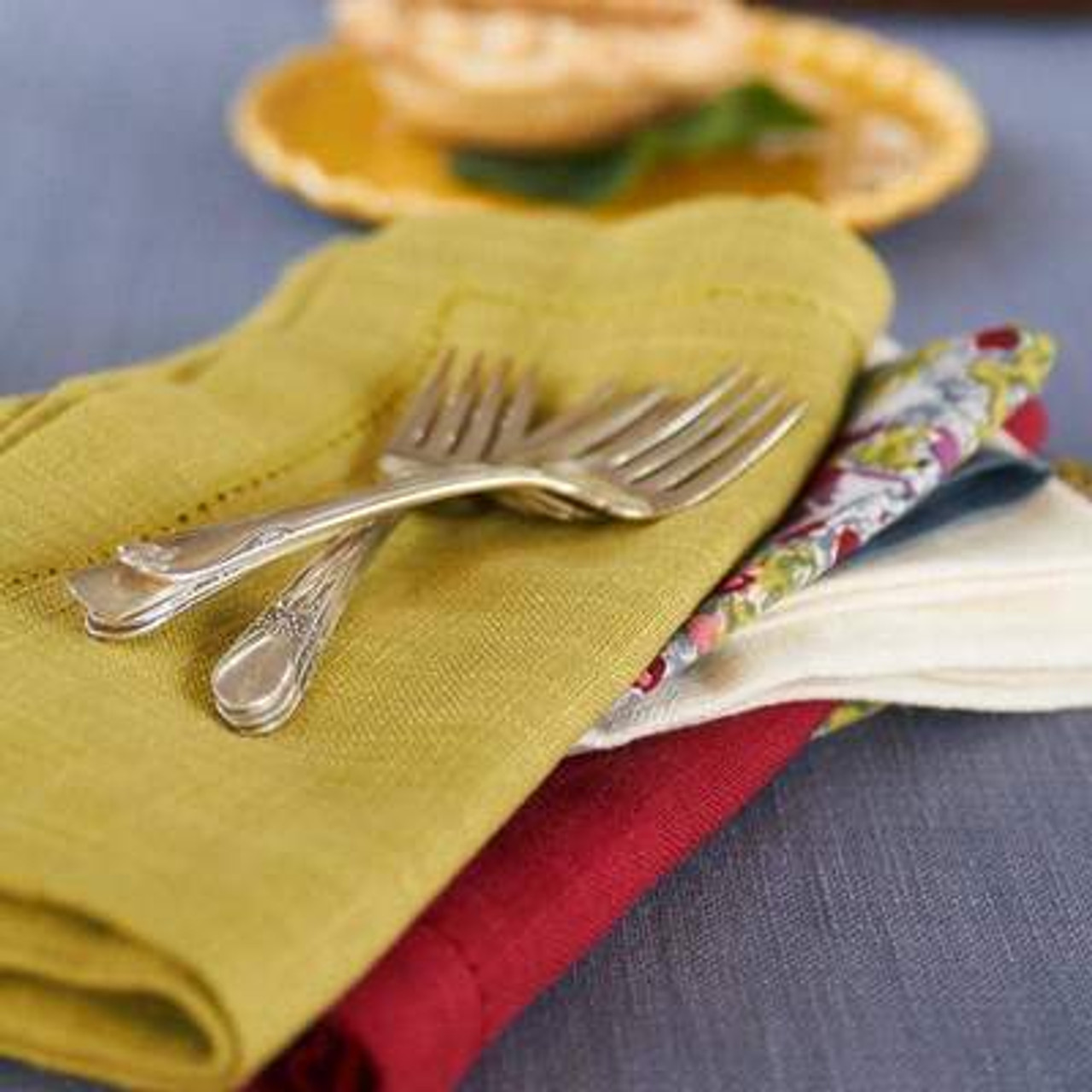 https://cdn11.bigcommerce.com/s-zcpycwx7/images/stencil/1280x1280/products/1322/11638/hemstitch_napkins_kiwi_4_400x__43147.1539383428.jpg?c=2