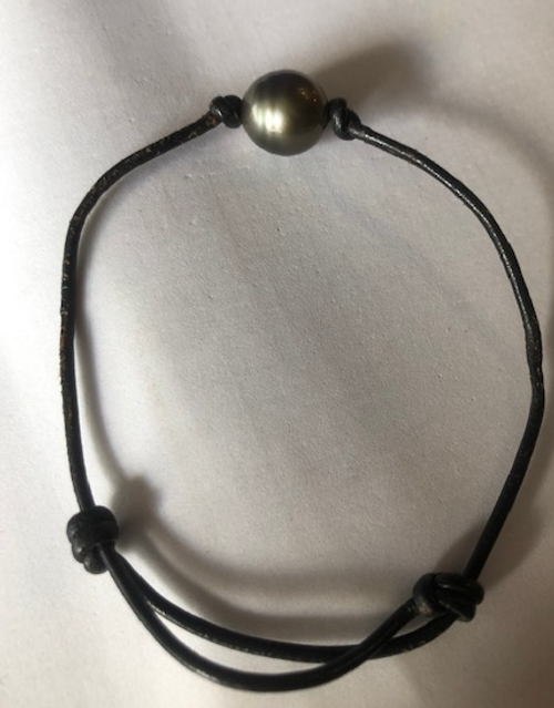 Tahitian Black Pearl Bracelet on Leather 