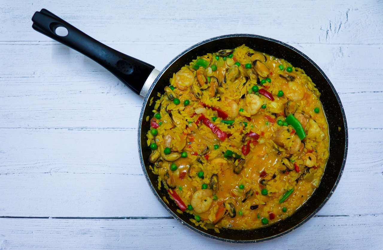 paella pan gevuld met chorizo