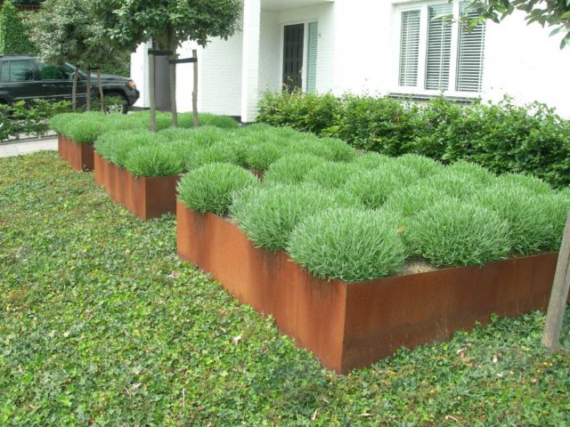 Cortenstalen plantenbakken in de tuin