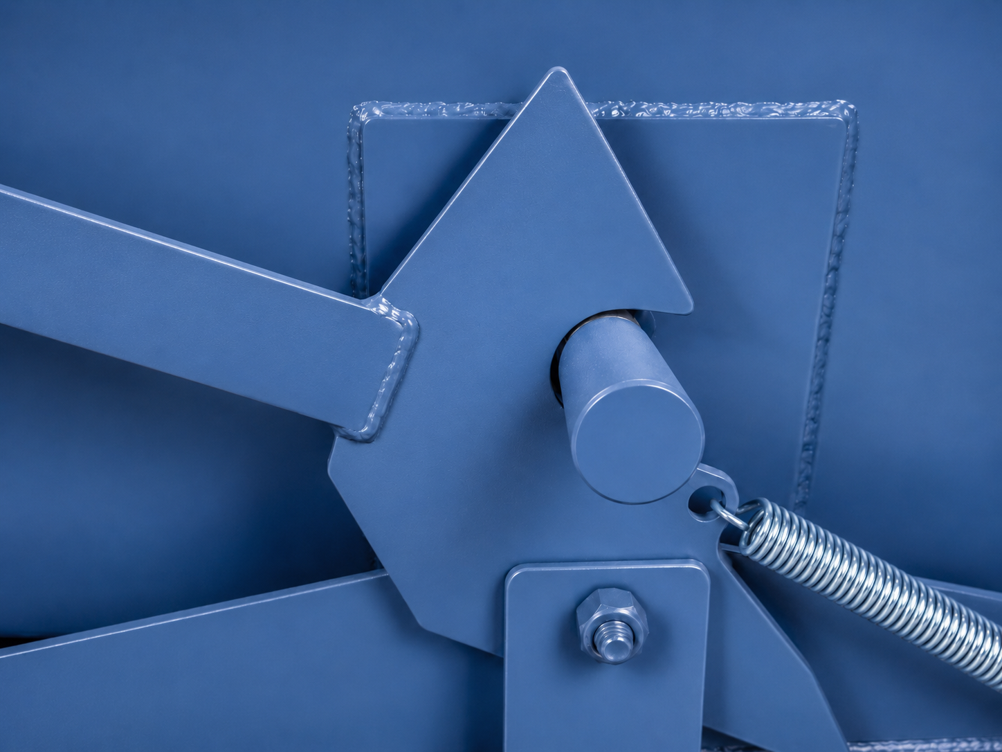 Robust latch mechanism on self-dumping steel hopper