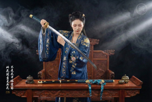 Frost Defiance: T10 Clay Tempered Tachi - Mirror Polish & Full Tang | 《傲霜》