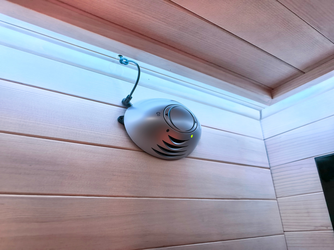 Clean air between every session. The Vista Trio's built-in ozone ionizer actively purifies the cabin air — so every time you open that door, the space inside is as fresh as the moment it left the factory.