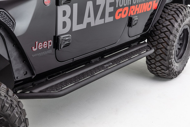Go Rhino Dominator Extreme D6 Side Steps - Black |D64506T