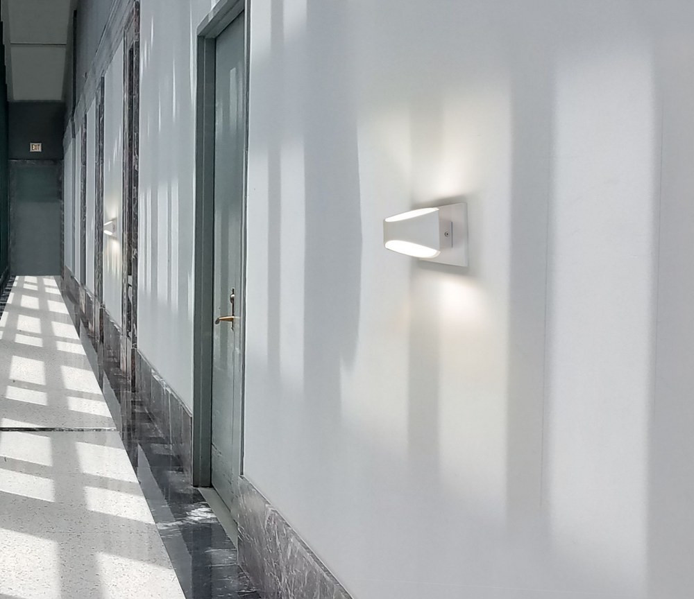 {"pim_id":"68_arc_sconce_application_new_1k","sku":"68_ARC-LED","media_type":"media"}