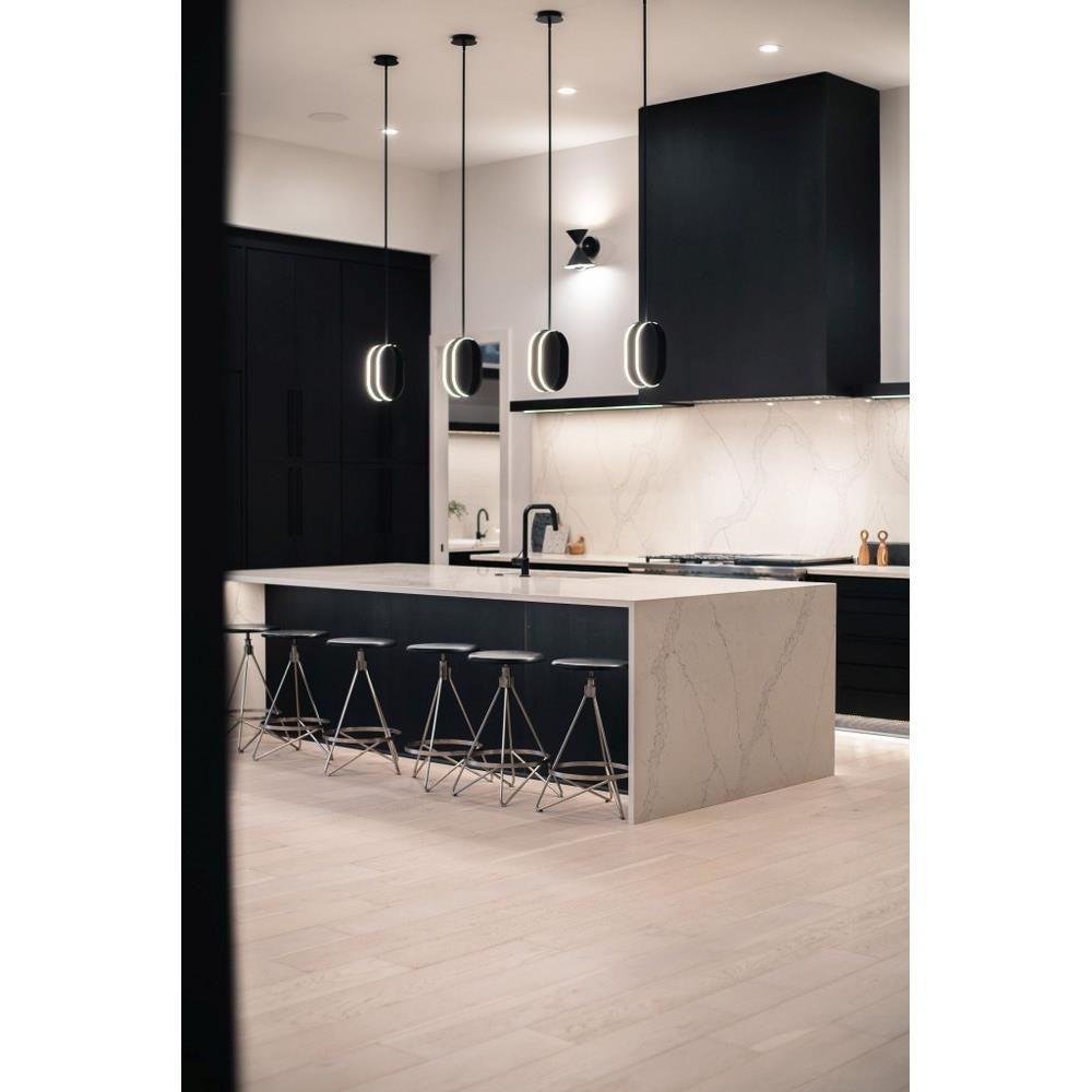 E21484-BK | lifestyle