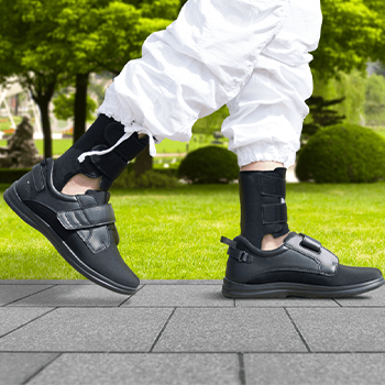 Close up of woman walking wearing women's balance shoe (abs) black