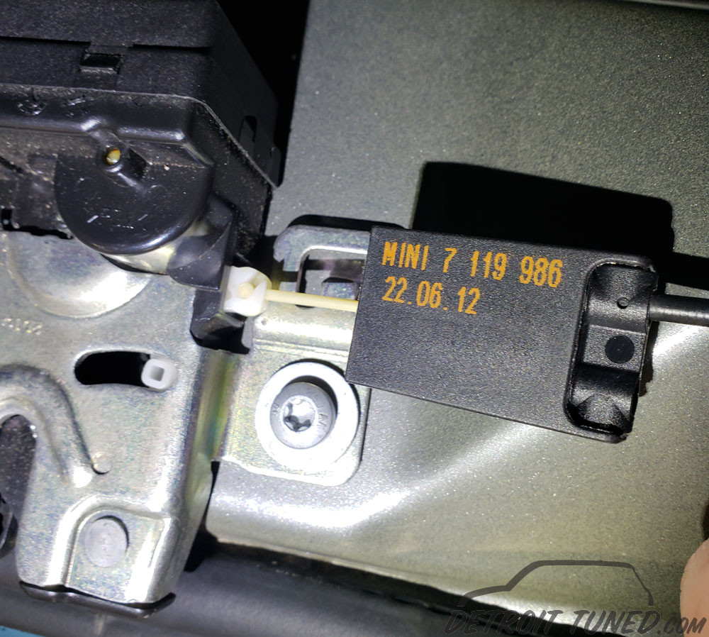 MINI Emergency Boot Cable Release