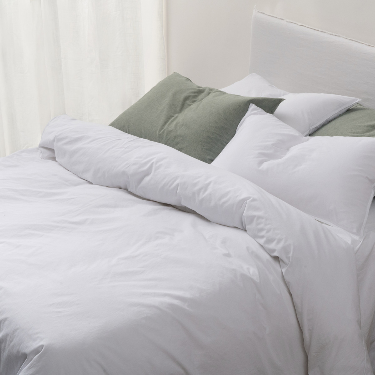 5 Tips to Make a Small Bedroom Feel Bigger 5 Tips to Make a Small Bedroom Feel Bigger
