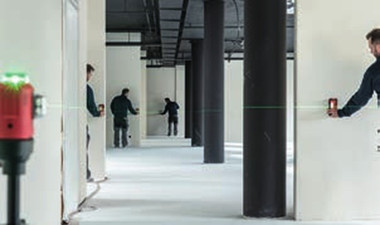 Leica RGR 300-D line laser receiver at long range in a large hall with a green line laser on the far side