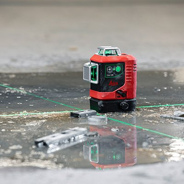 Leica Lino L6G working on a wet construction slab, protected against dust and splash water to IP54